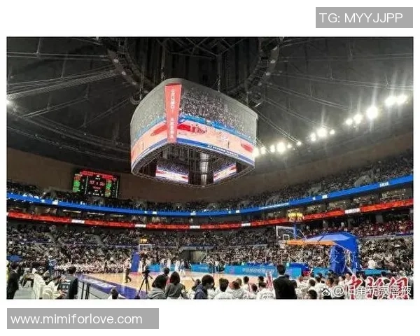 裁判组在比赛前后向观众致以崇高敬意展现体育精神与职业操守 裁判组在比赛前后向观众致以崇高敬意展现体育精神与职业操守